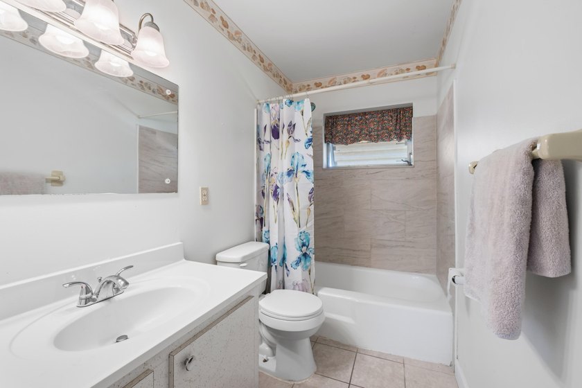 Very quiet, cozy unit directly across from laundry facilities - photo 8