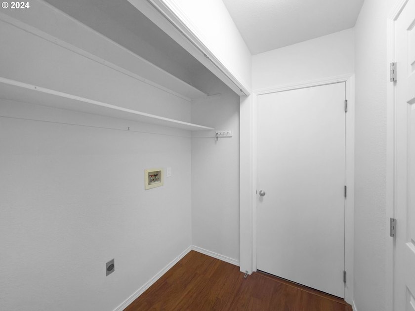 Charming Updated Townhouse in Desirable Harris Heights - Steps - photo 22