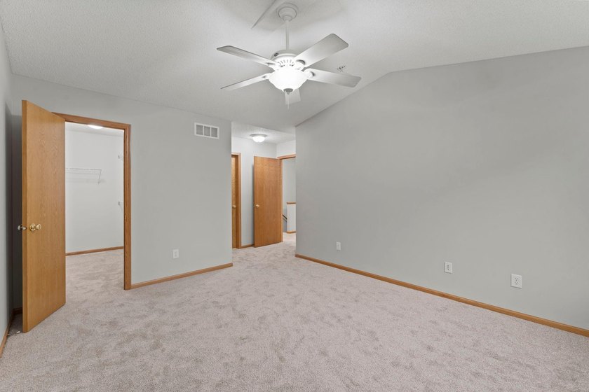 Discover the perfect blend of style and convenience in this - photo 27