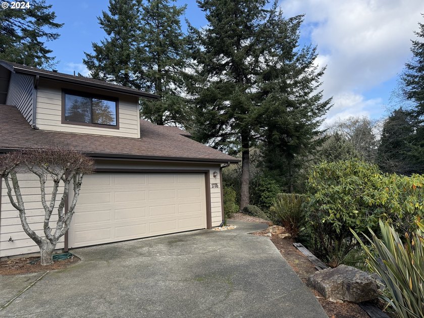 Charming Updated Townhouse in Desirable Harris Heights - Steps - photo 29