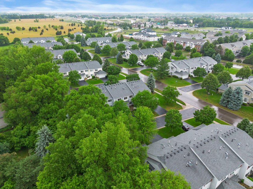 Discover the perfect blend of style and convenience in this - photo 34