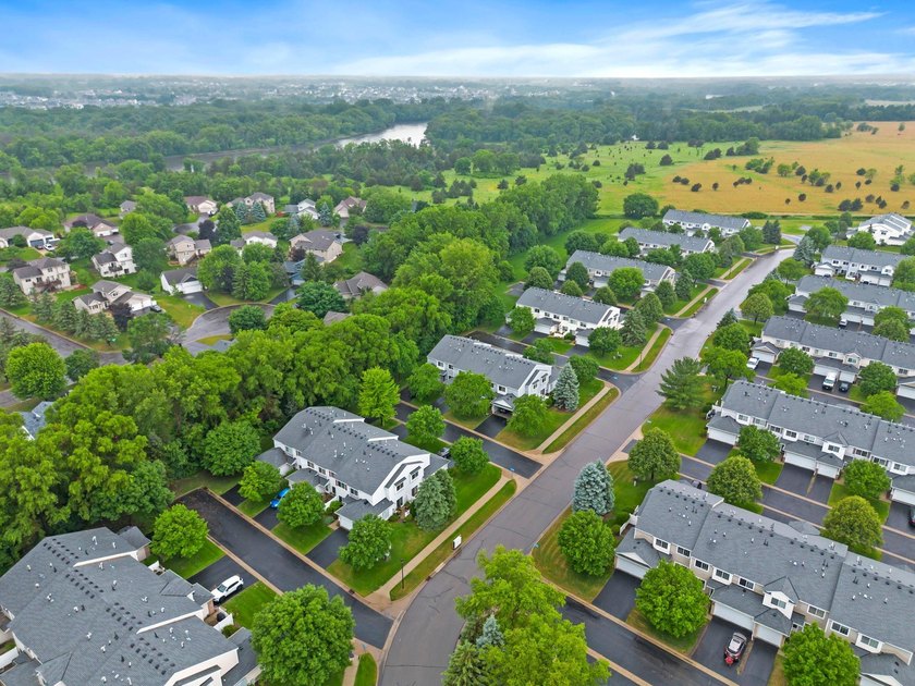 Discover the perfect blend of style and convenience in this - photo 40
