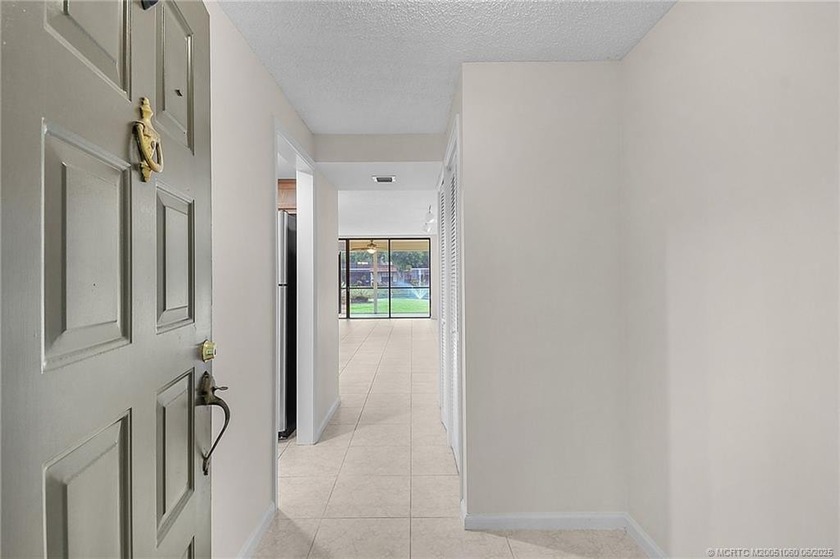 Ground floor beauty! Welcome to the vibrant and active community - photo 3