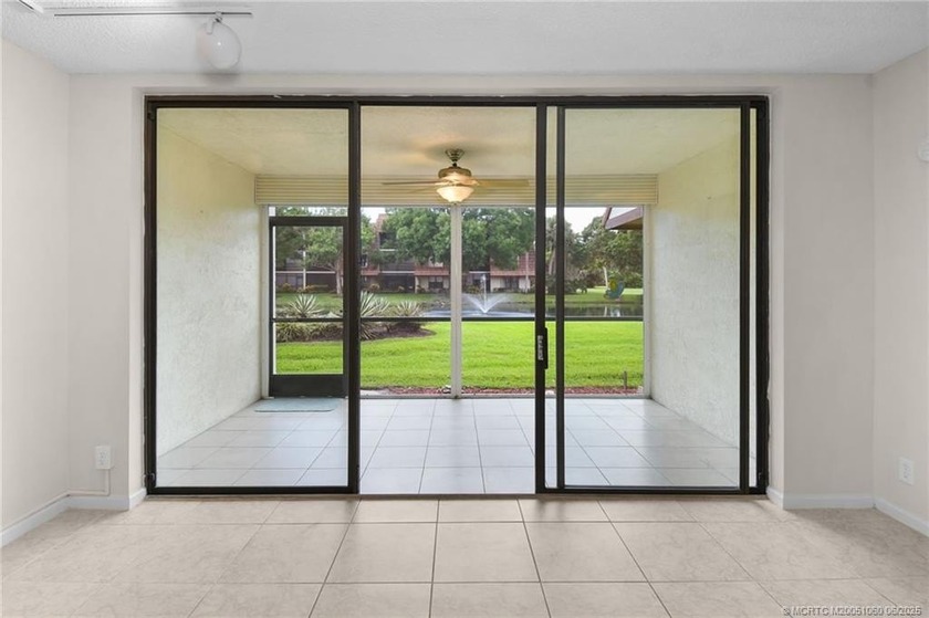 Ground floor beauty! Welcome to the vibrant and active community - photo 4