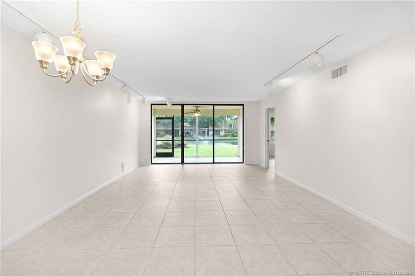 Ground floor beauty! Welcome to the vibrant and active community - photo 8