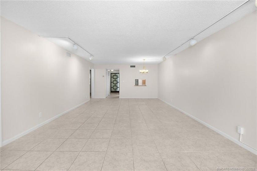 Ground floor beauty! Welcome to the vibrant and active community - photo 10