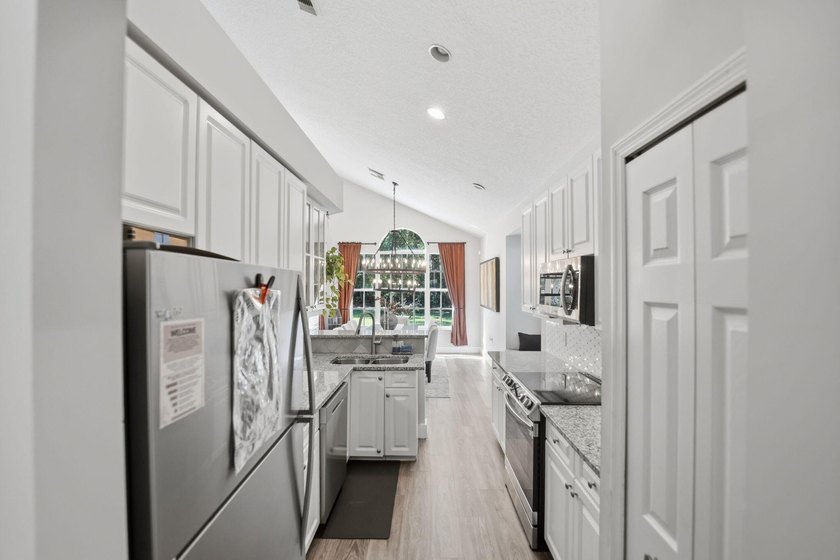 Check out this 3 BED 2.5 BATH home in Lake Charles! Offered - photo 6