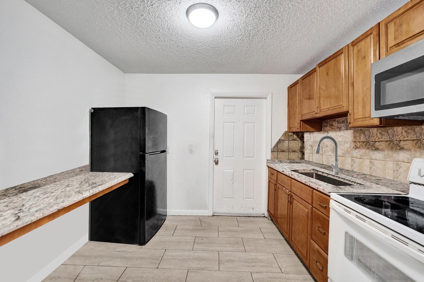 Exceptional opportunity to own a versatile residence in the - photo 8