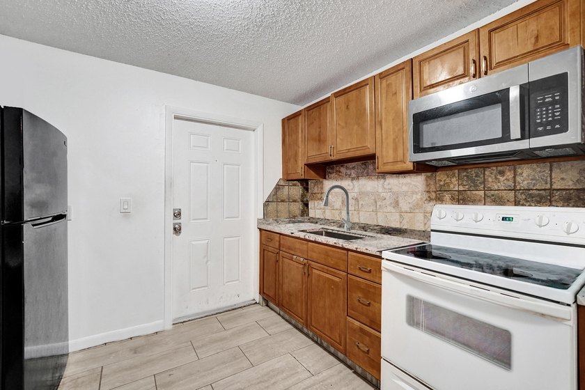 Exceptional opportunity to own a versatile residence in the - photo 9
