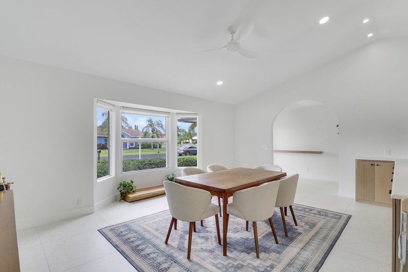 Welcome to 30 Chestnut Trail in the heart of Tequesta! This - photo 12