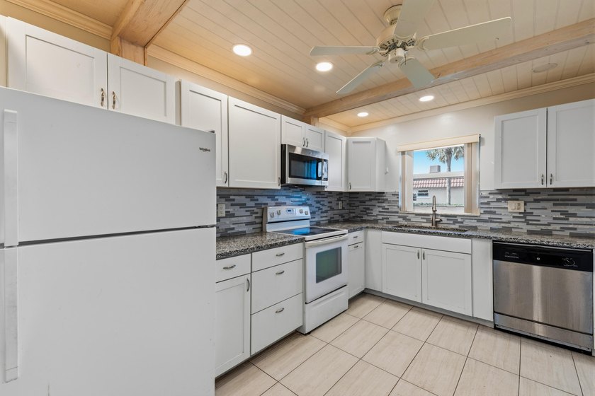 Bright and spacious 2BR/2BA corner condo in a desirable 55+ - photo 5