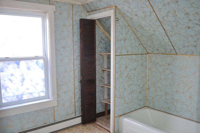 Small New England Farmhouse is close to downtown built - photo 11