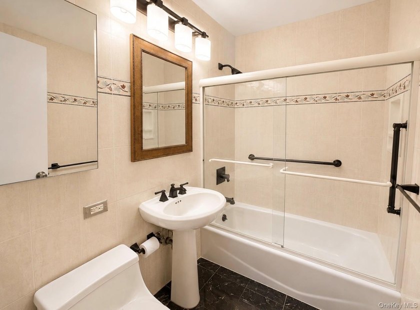 Welcome to resort-style living in this spacious and beautifully - photo 11