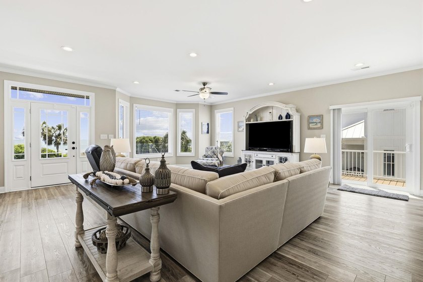 Five-bedroom, three-and-a-half-bathroom oceanfront estate with - photo 11