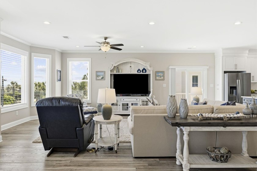 Five-bedroom, three-and-a-half-bathroom oceanfront estate with - photo 12