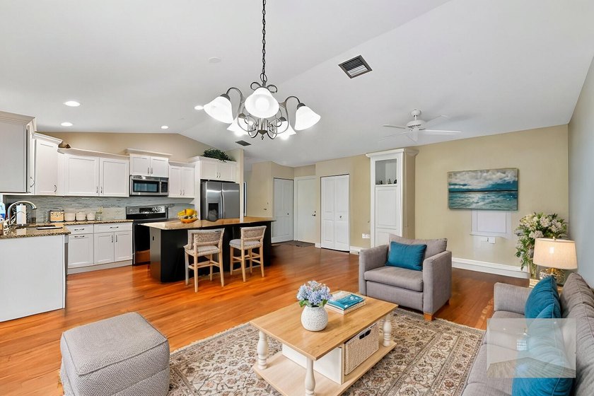Discover the perfect blend of comfort and convenience in this - photo 5