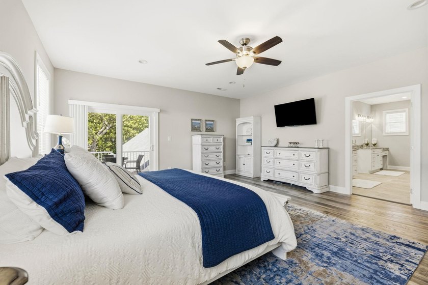 Five-bedroom, three-and-a-half-bathroom oceanfront estate with - photo 34