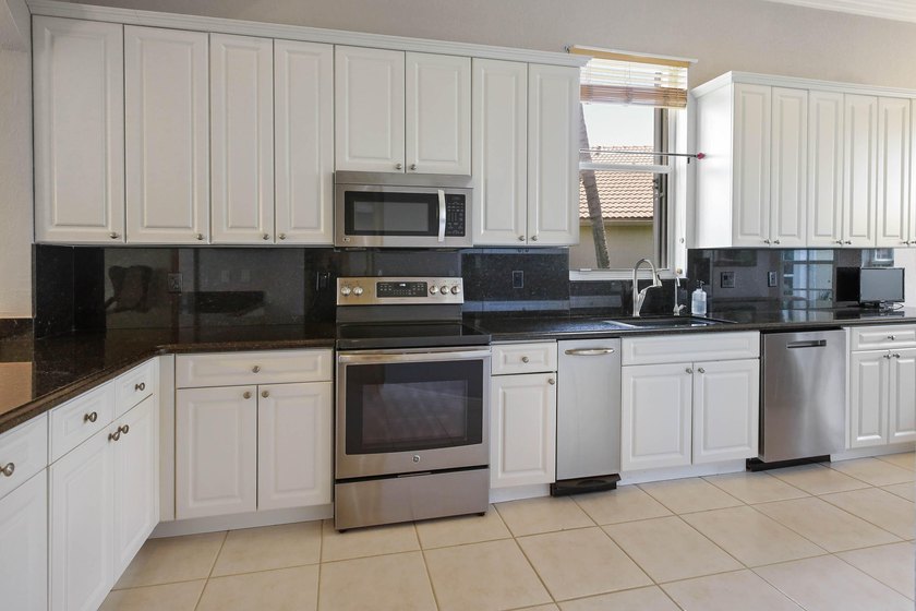 Welcome to this stunning single-story residence in Oakmont at - photo 9