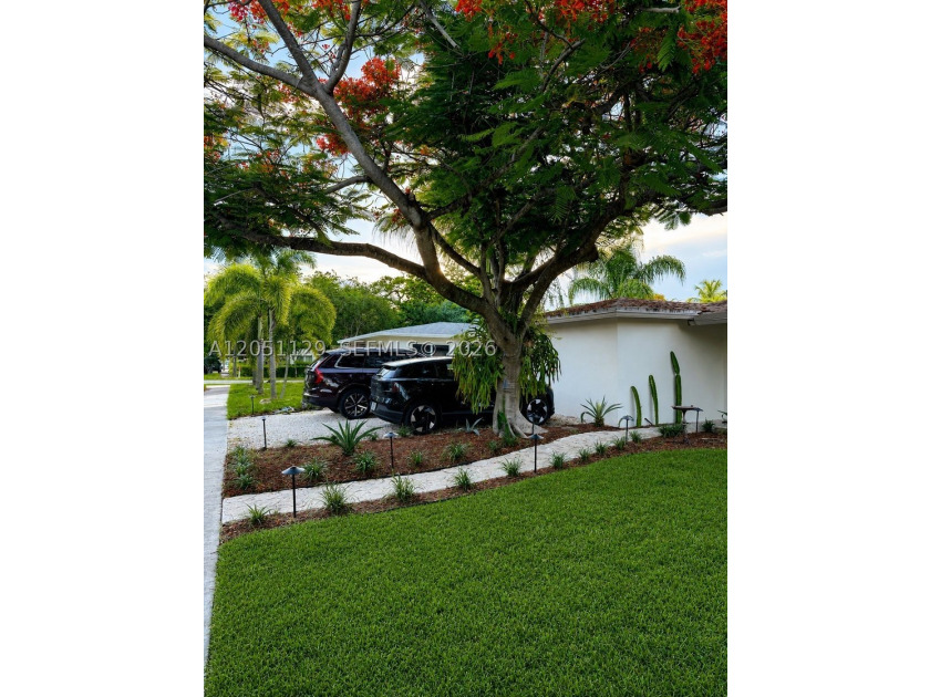 Completely remodeled with a designer's eye, this beautiful home - photo 4