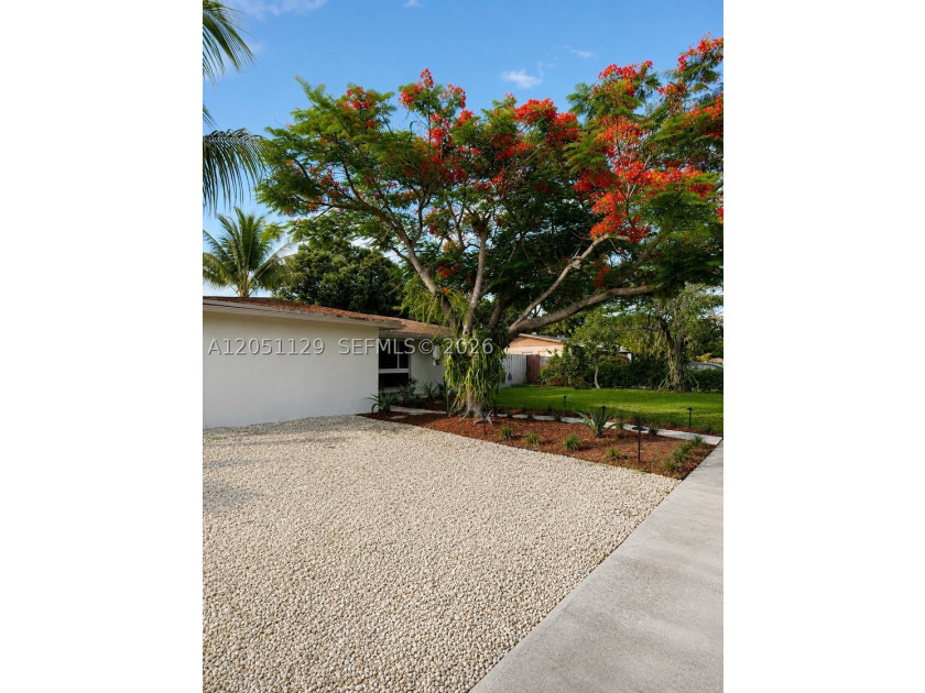 Completely remodeled with a designer's eye, this beautiful home - photo 5