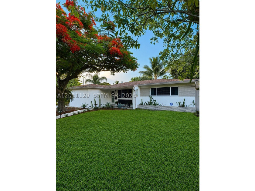 Completely remodeled with a designer's eye, this beautiful home - photo 6