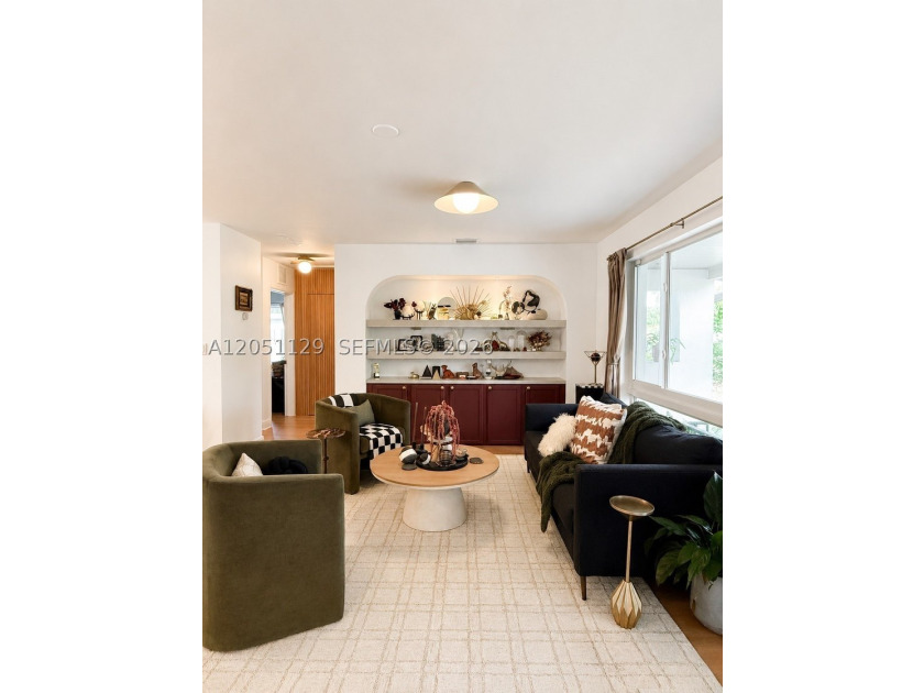 Completely remodeled with a designer's eye, this beautiful home - photo 7