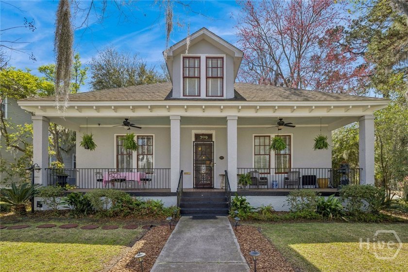 A large 1921 classic bungalow in historic Baldwin Park.There is - photo 2