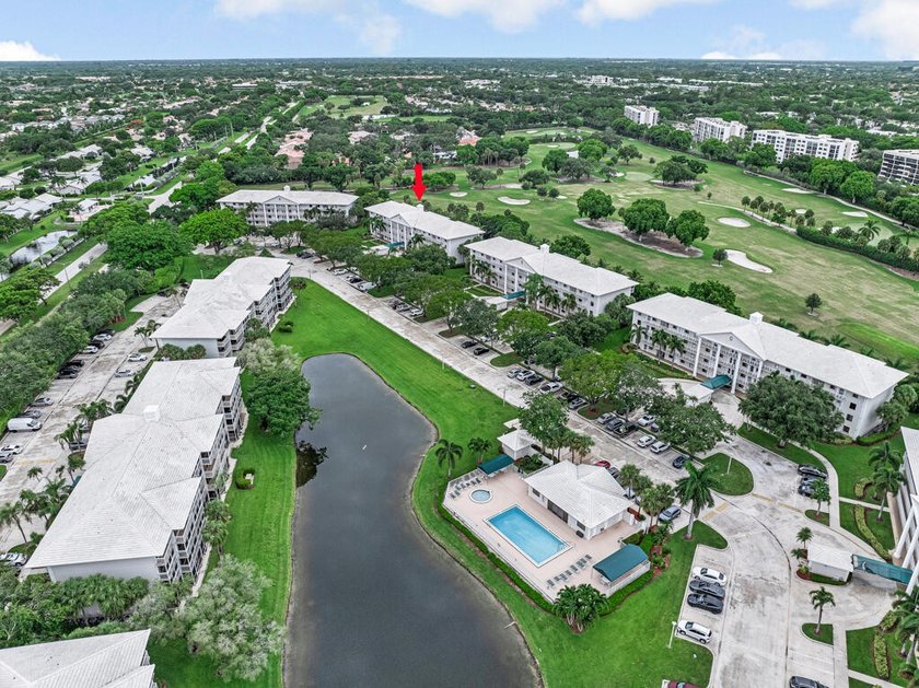 Overlooking the redesigned Via Mizner Golf Course, this spacious - photo 2