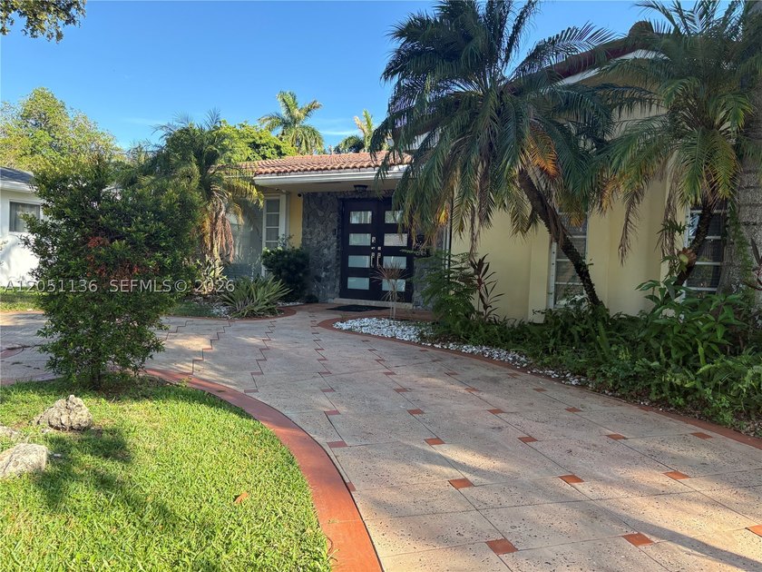 Nestled in one of Hollywood's most desirable neighborhoods, this - photo 3