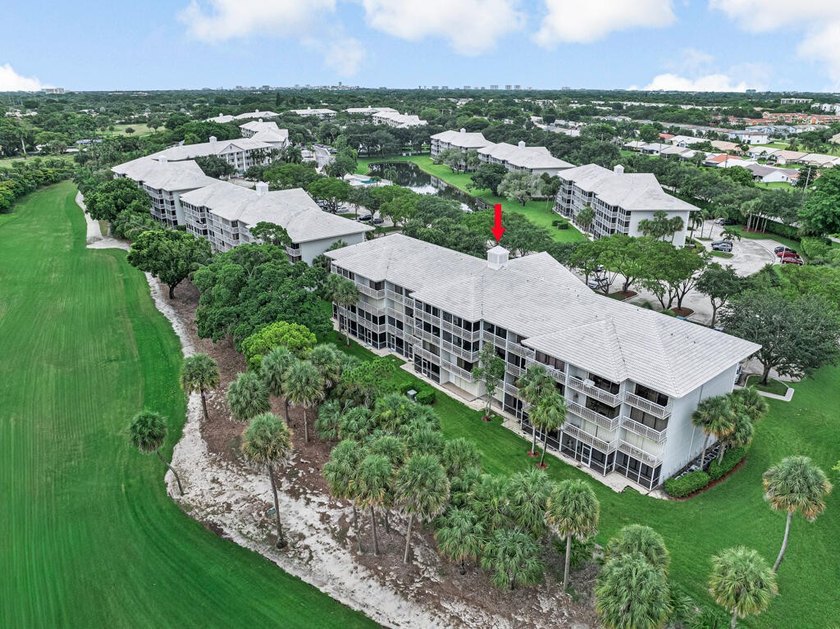 Overlooking the redesigned Via Mizner Golf Course, this spacious - photo 3