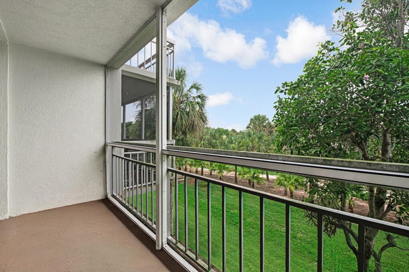 Overlooking the redesigned Via Mizner Golf Course, this spacious - photo 4