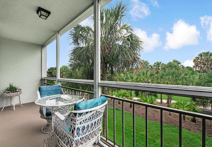 Overlooking the redesigned Via Mizner Golf Course, this spacious - photo 5
