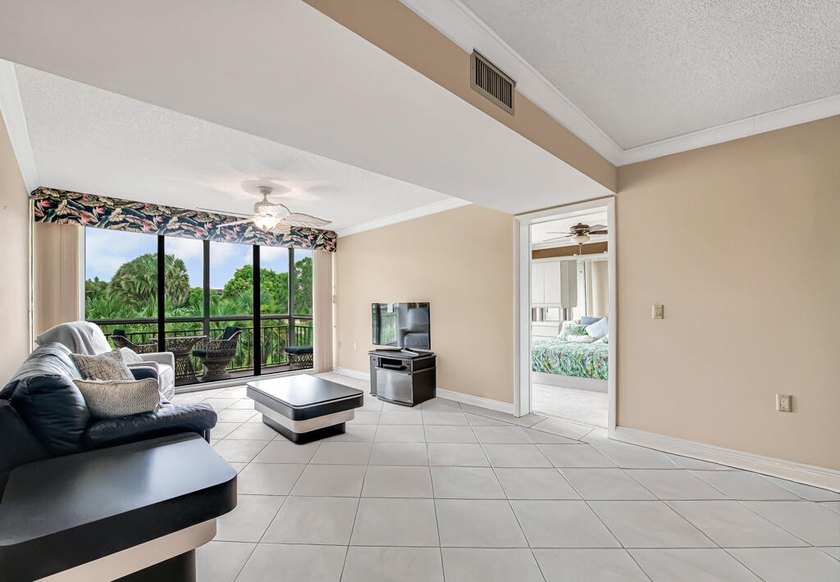 Overlooking the redesigned Via Mizner Golf Course, this spacious - photo 7