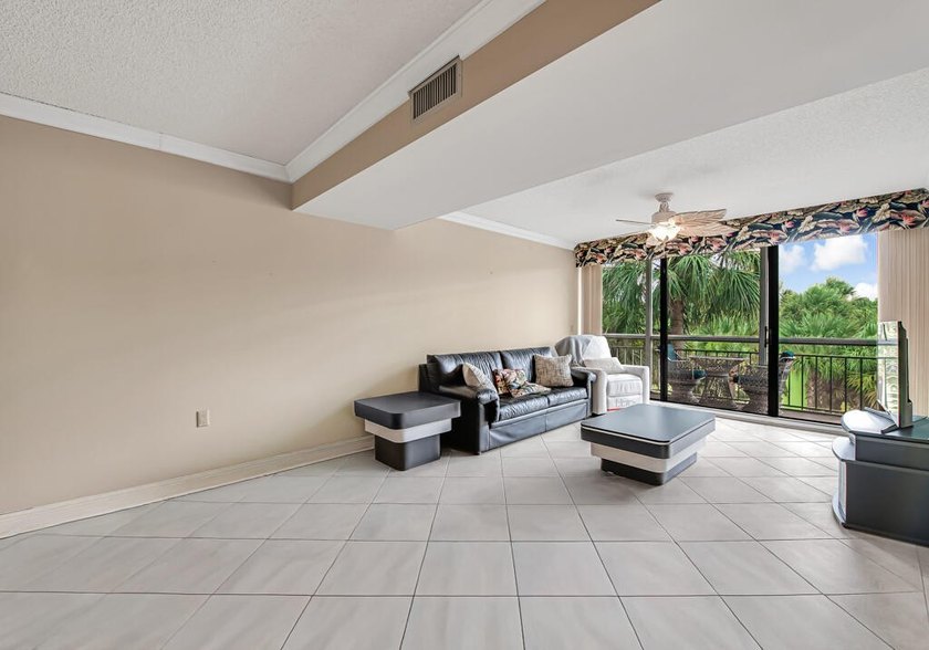 Overlooking the redesigned Via Mizner Golf Course, this spacious - photo 9