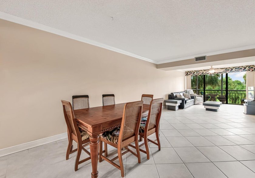 Overlooking the redesigned Via Mizner Golf Course, this spacious - photo 10
