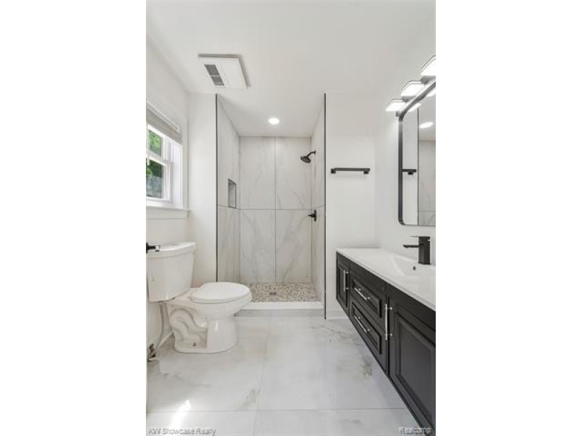 Welcome to this beautifully maintained home nestled in the heart - photo 28