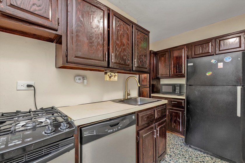 Welcome to this oversized junior four co-op located in the heart - photo 7