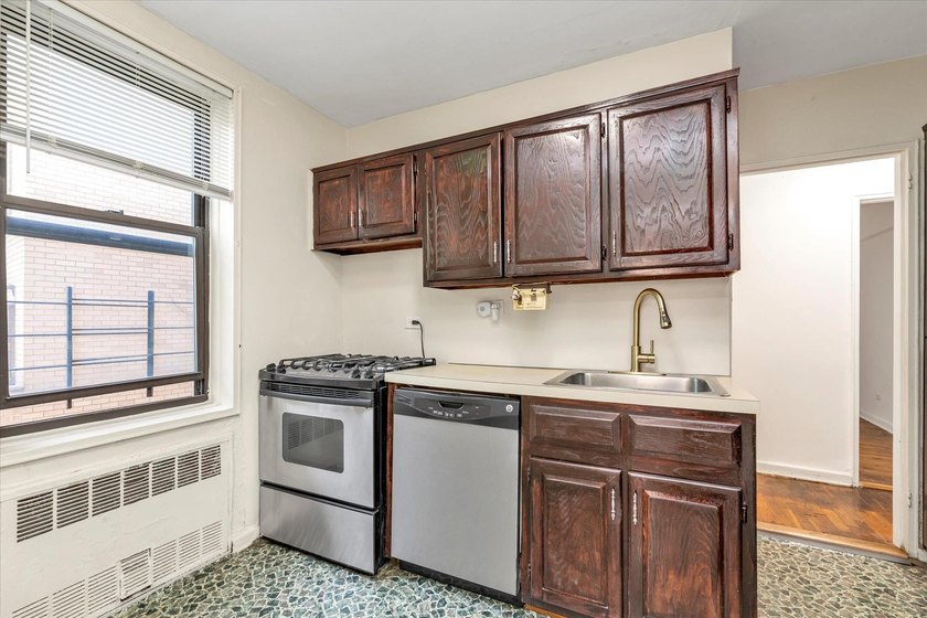 Welcome to this oversized junior four co-op located in the heart - photo 9