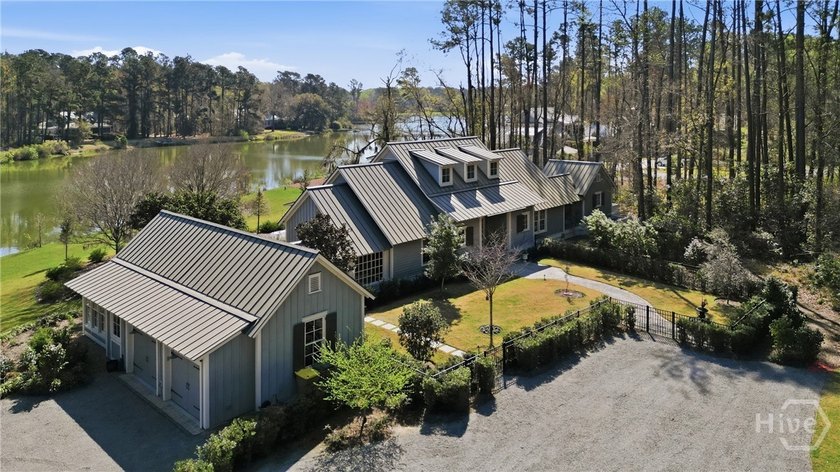Situated on a premium 2+ acre lot on Lake Sterling within Ford - photo 2