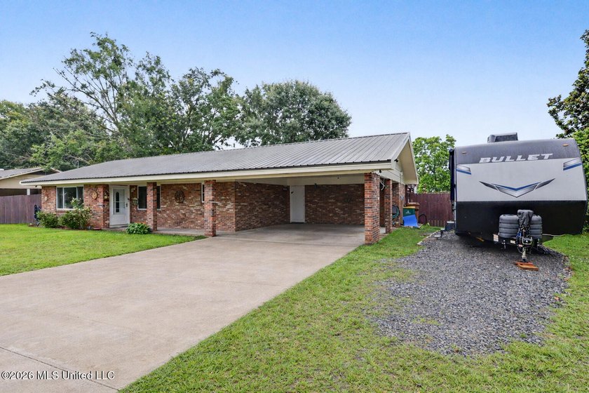 Welcome HOME ! This beautifully updated 3-bedroom, 2-bathroom - photo 2
