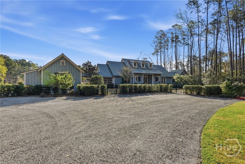 Situated on a premium 2+ acre lot on Lake Sterling within Ford - photo 4
