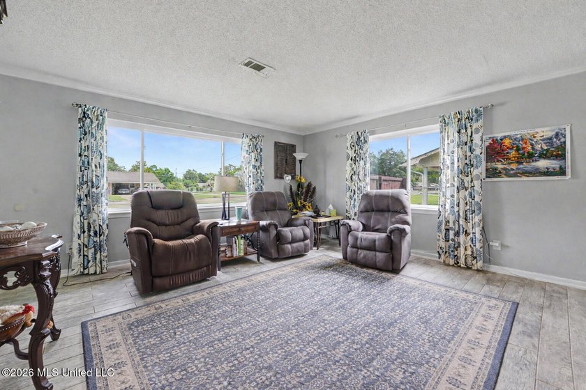 Welcome HOME ! This beautifully updated 3-bedroom, 2-bathroom - photo 4