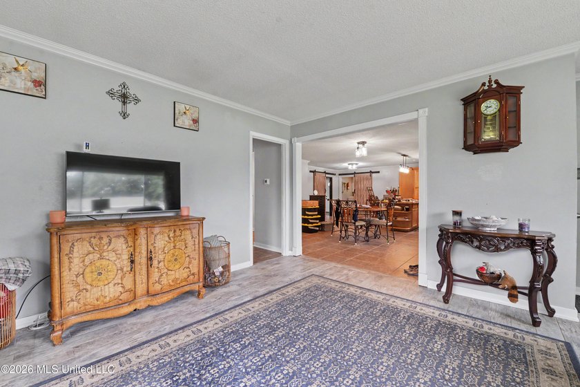 Welcome HOME ! This beautifully updated 3-bedroom, 2-bathroom - photo 5