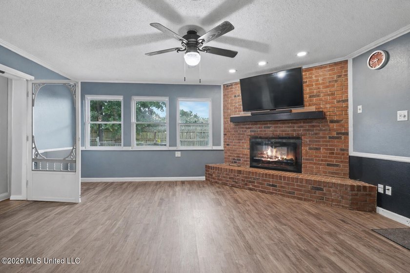 Welcome HOME ! This beautifully updated 3-bedroom, 2-bathroom - photo 9