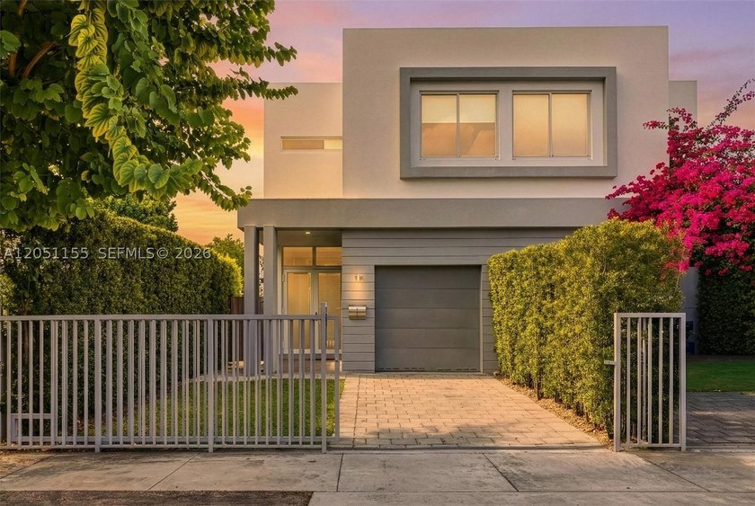Gorgeous and spacious 3 bed and 3.5 bath townhouse with pool - photo 2