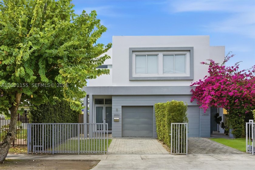 Gorgeous and spacious 3 bed and 3.5 bath townhouse with pool - photo 3