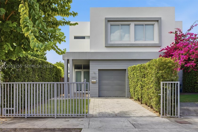 Gorgeous and spacious 3 bed and 3.5 bath townhouse with pool - photo 4