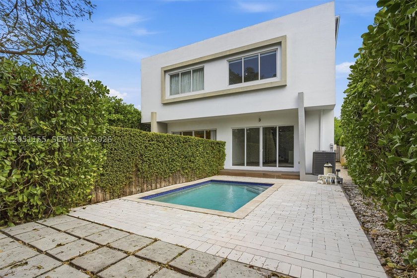 Gorgeous and spacious 3 bed and 3.5 bath townhouse with pool - photo 7