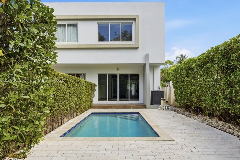 Gorgeous and spacious 3 bed and 3.5 bath townhouse with pool - photo 8