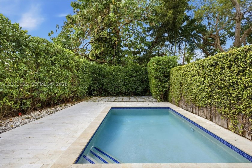 Gorgeous and spacious 3 bed and 3.5 bath townhouse with pool - photo 9